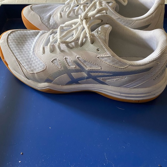 GU ASICS shoes. White w silver accent. Size 10 - Picture 4 of 4